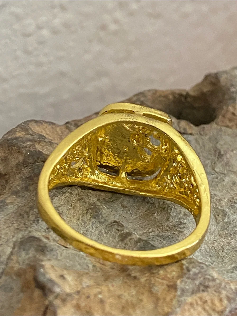 5/$10❤️❤️❤️NEW Gold-Tone Zinc Alloy Signet Ring with Black Enamel